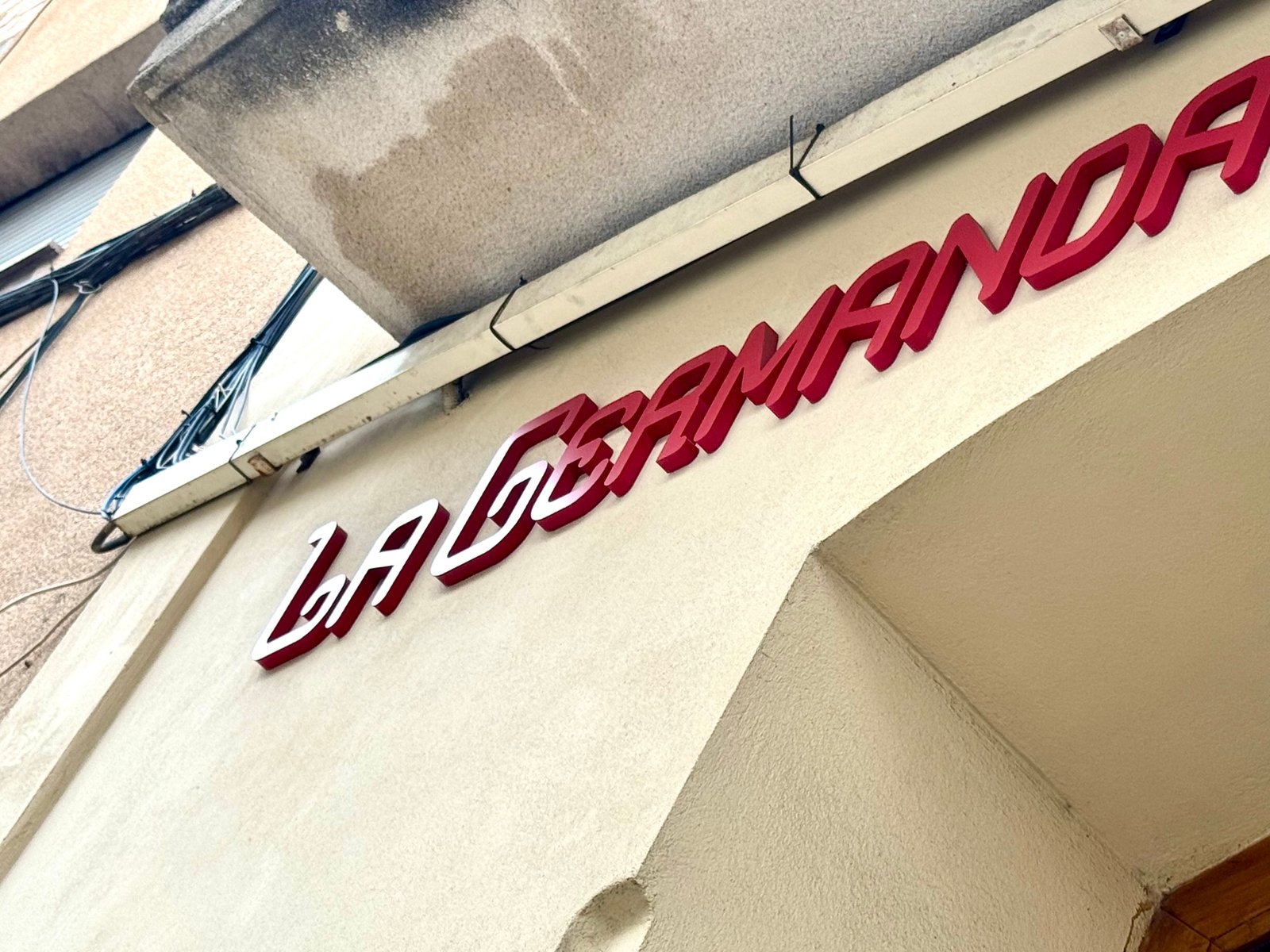 Aplicació corpòria de la tipografia recuperada a la façana de La Germandat