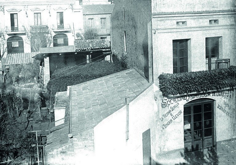 Fotografia històrica de la façana de la Societat Agrícola Sant Isidre